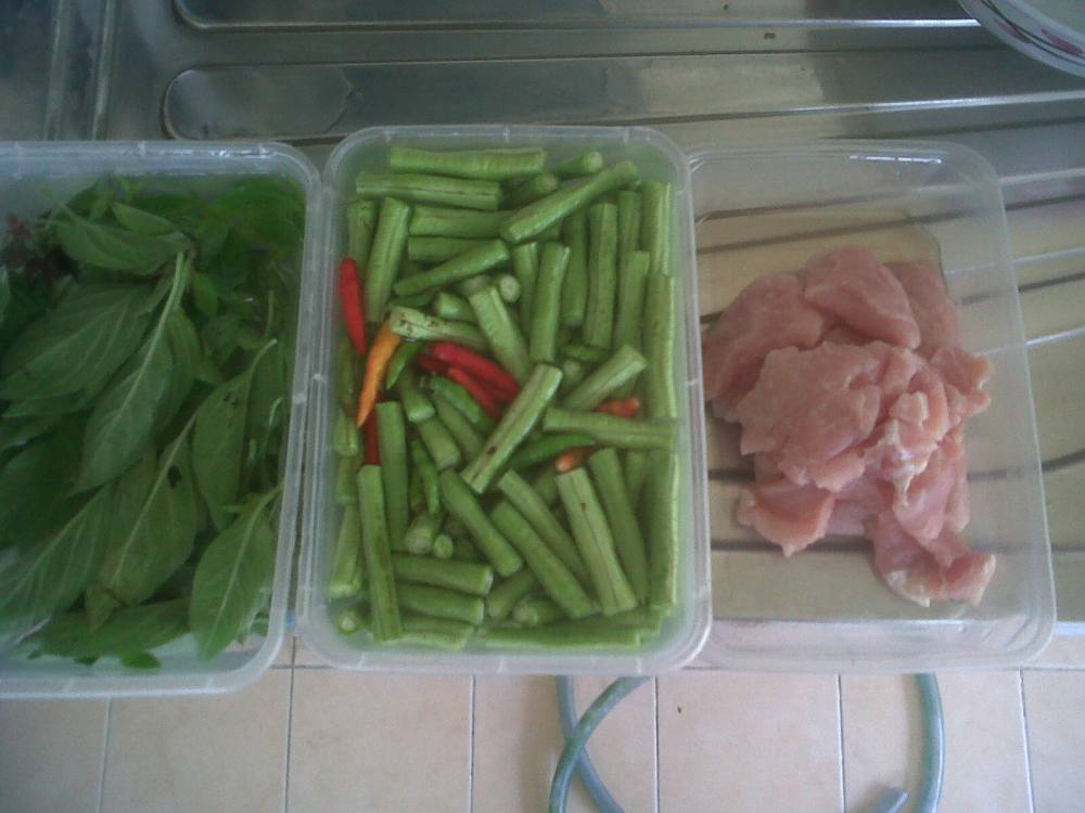 ผัดพริกแกงหมูใส่ถั่ว