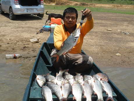 ตีกระสูบที่ประแสกับไต๋ลัก