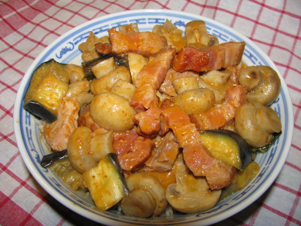 แกงเผ็ดหมูอบรมควัน ใส่เห็ดแชมปิญองสด กับ มะเขือ Aubergine