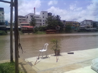 ตกปลากาแม่น้ำ หลังสถานีรถไฟอยุธยา