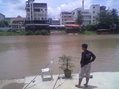 ตกปลากาแม่น้ำ หลังสถานีรถไฟอยุธยา