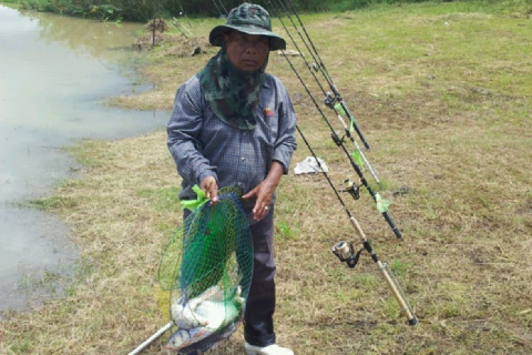 ตกปลาริมมูลครับ