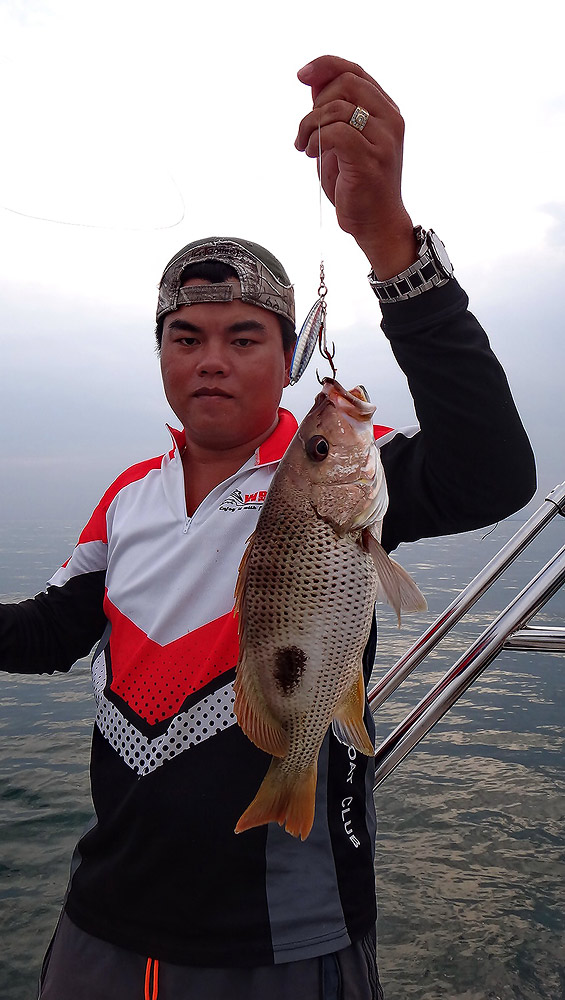 *** LIGHT JIGGING..กับ300ยอด FISHING BOAT***