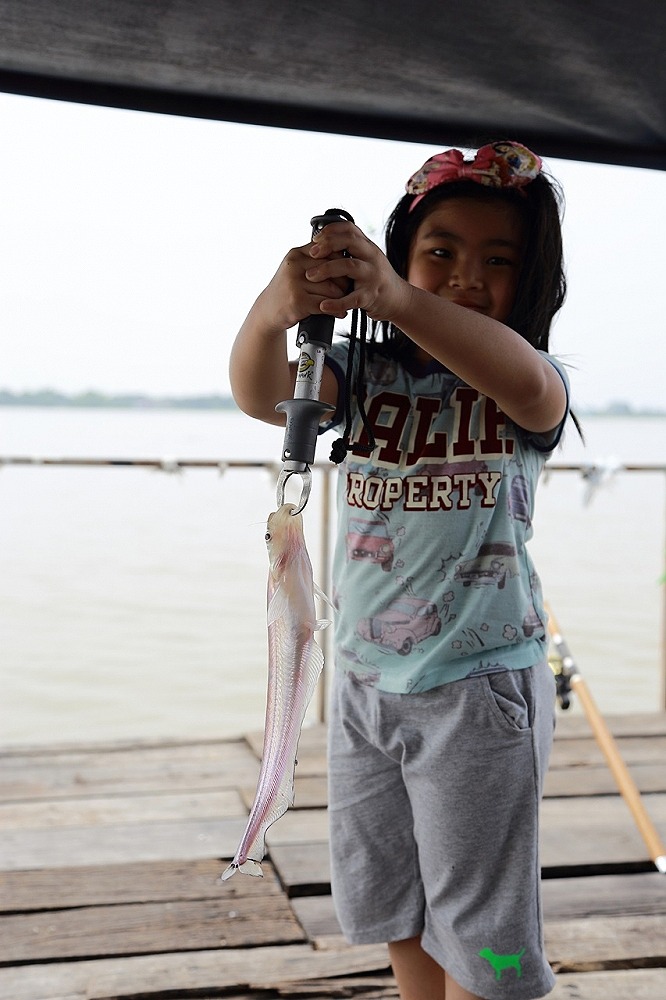 พาลูกสาวไปตกปลา