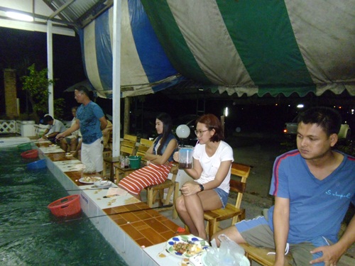 แข่งตกกุ้งที่บ่อปั้นทิพย์วันเสาร์ที่ 2 พฤศจิกายน 2556