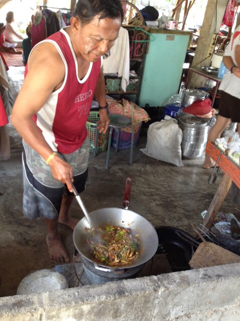 ผัดเผ็ดหนูนาปะทะผัดเผ็ดปลาไหล