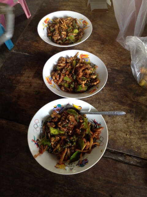 ผัดเผ็ดหนูนาปะทะผัดเผ็ดปลาไหล