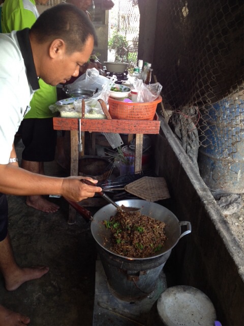 ผัดเผ็ดหนูนาปะทะผัดเผ็ดปลาไหล