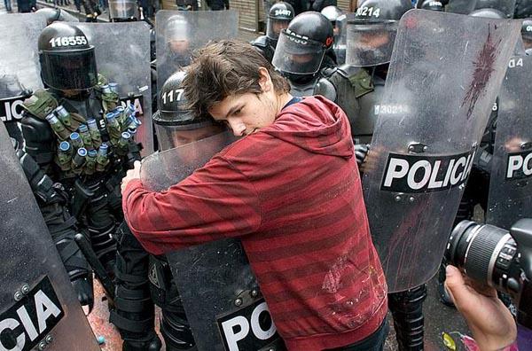 ภาพถ่ายผู้ประท้วง ที่มีชื่อเสียง : A Peaceful Protester