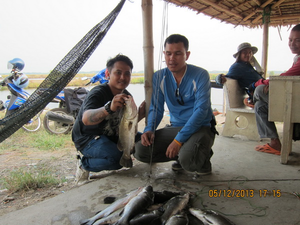 เก็บตก รวมภาพบ่อตกปลาน้องพลอย 1  วันที่ 5-12-56