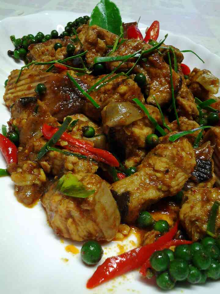 กับแกล้มยามดึก...ปลากระเบนคั่วกลิ้ง