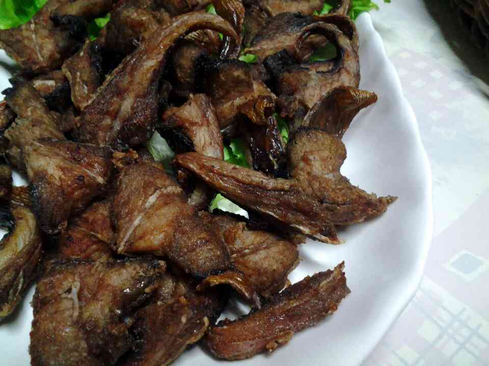 กระเบนคลุกน้ำปลาทอด