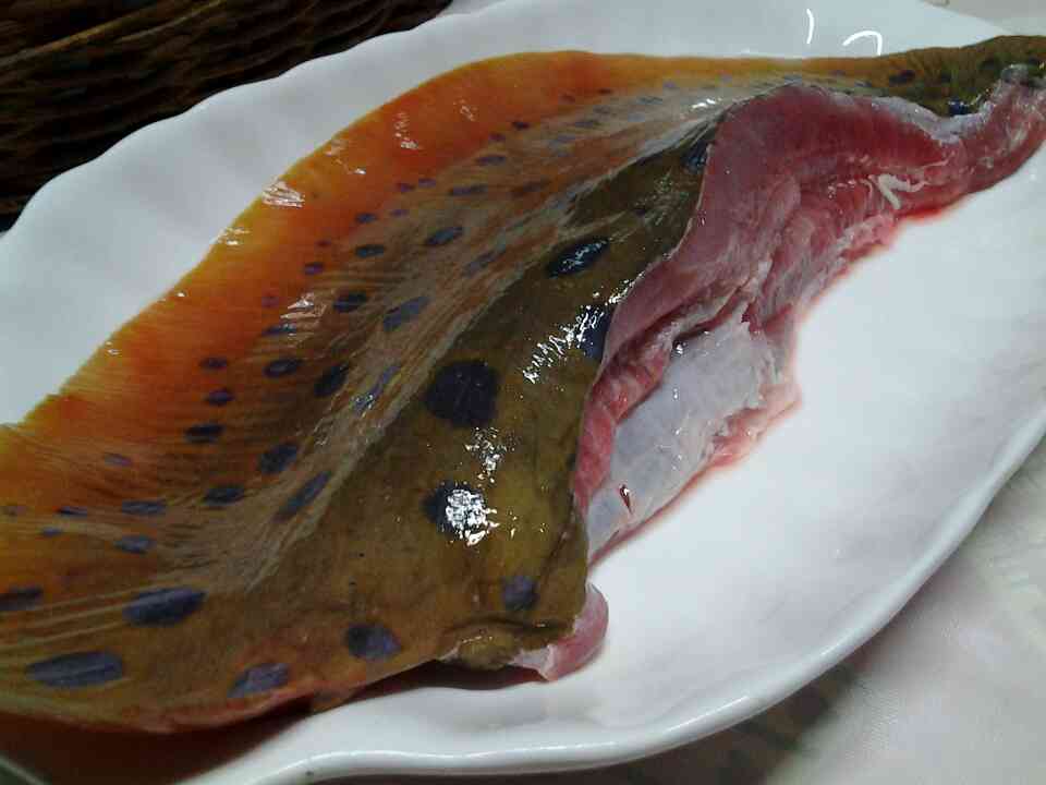 กระเบนคลุกน้ำปลาทอด