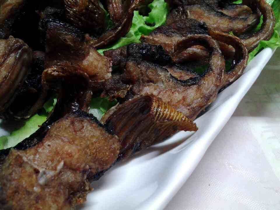 กระเบนคลุกน้ำปลาทอด
