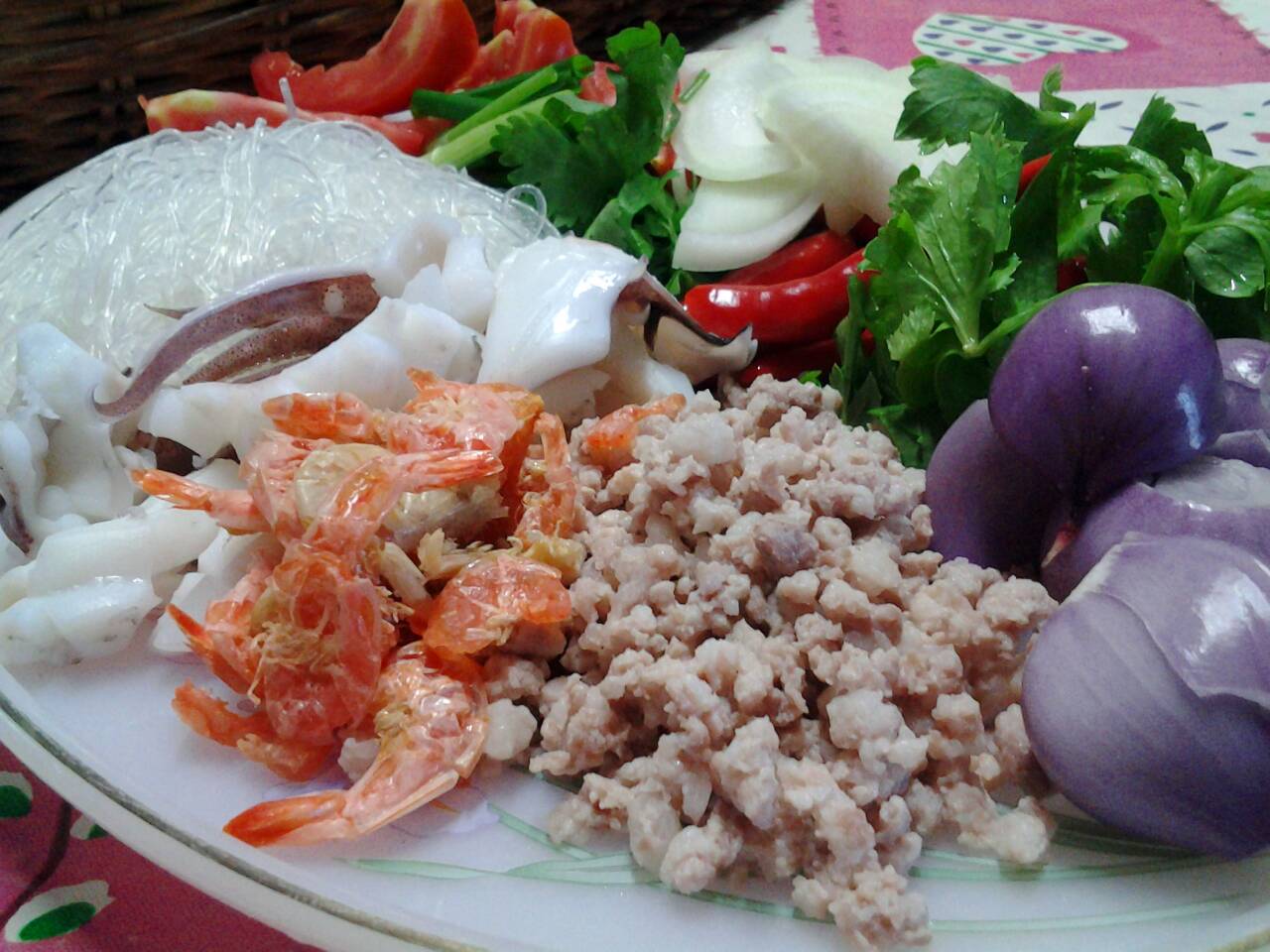 ยำวุ้นเส้นหมึกหอม