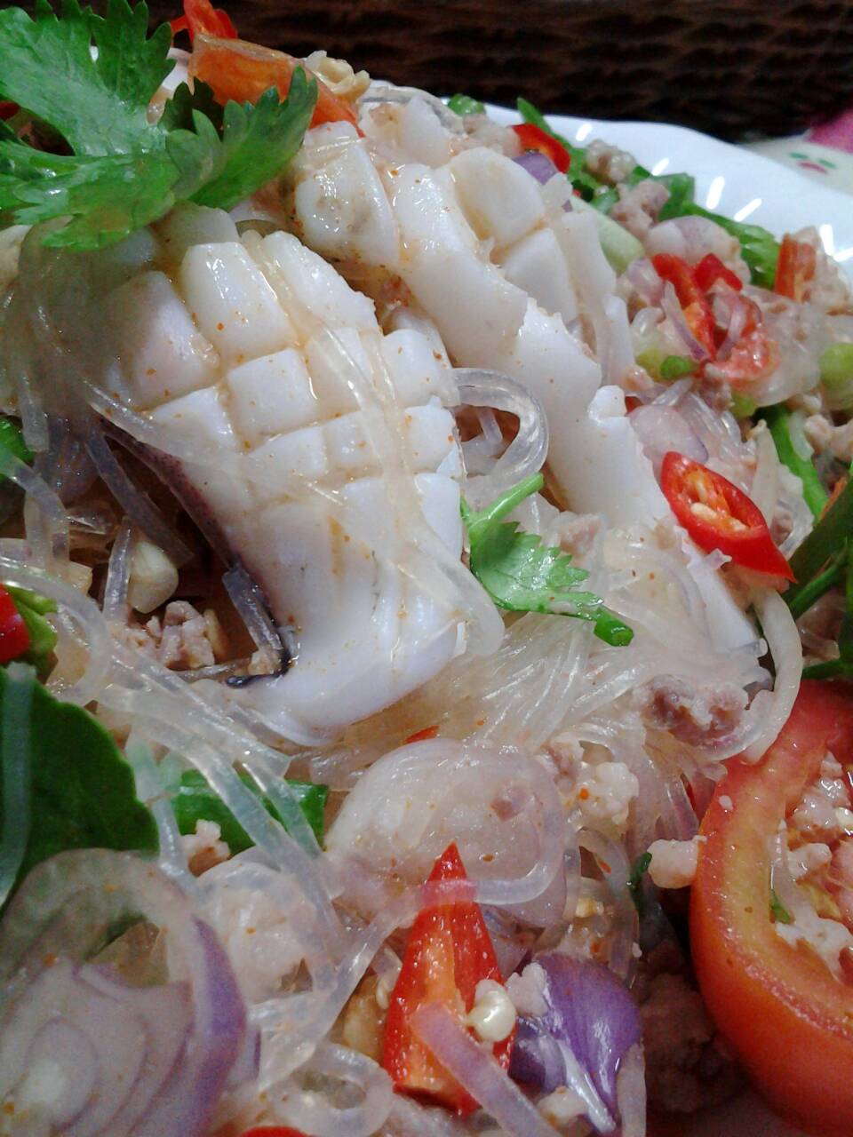 ยำวุ้นเส้นหมึกหอม