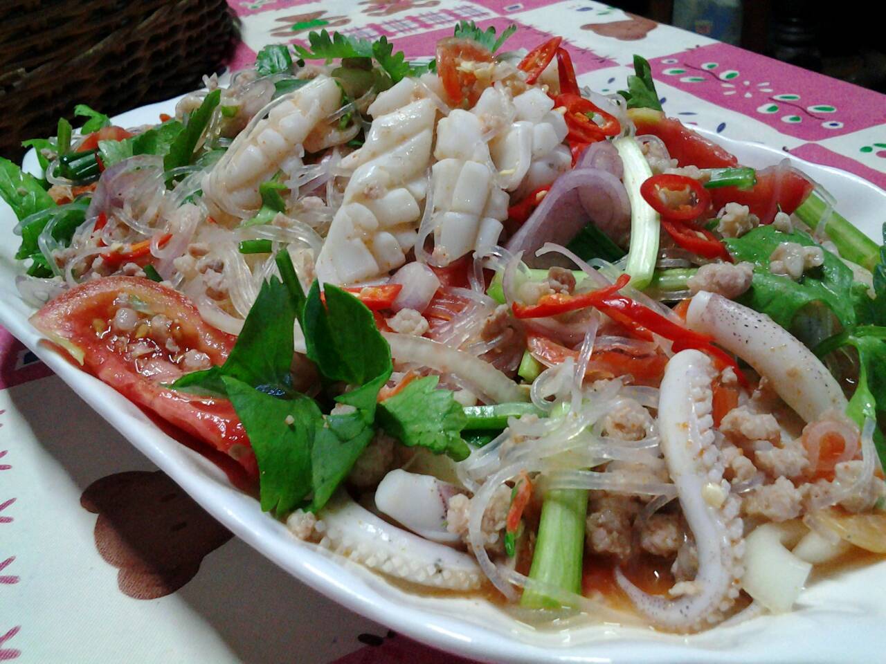 ยำวุ้นเส้นหมึกหอม