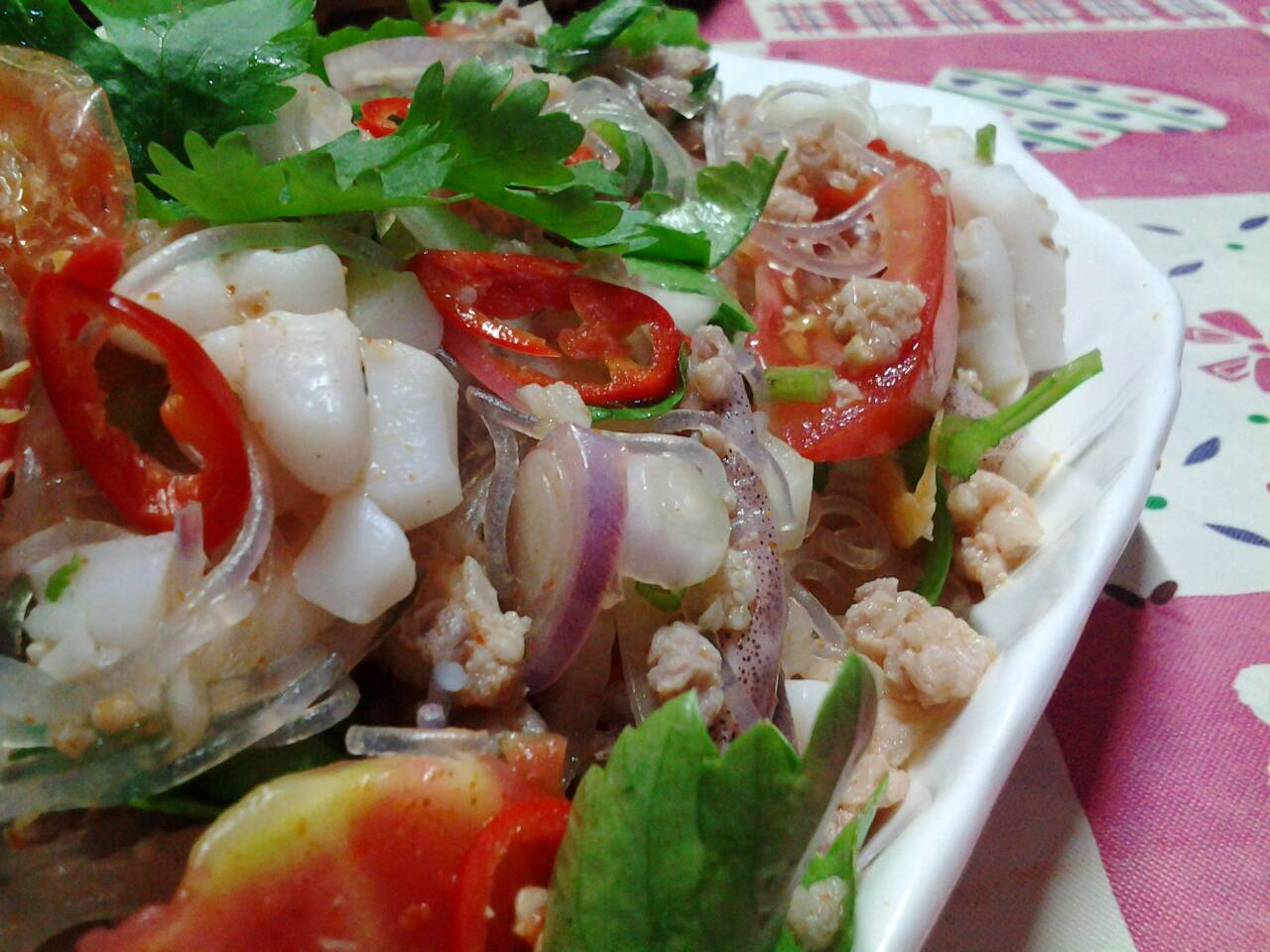 ยำวุ้นเส้นหมึกหอม
