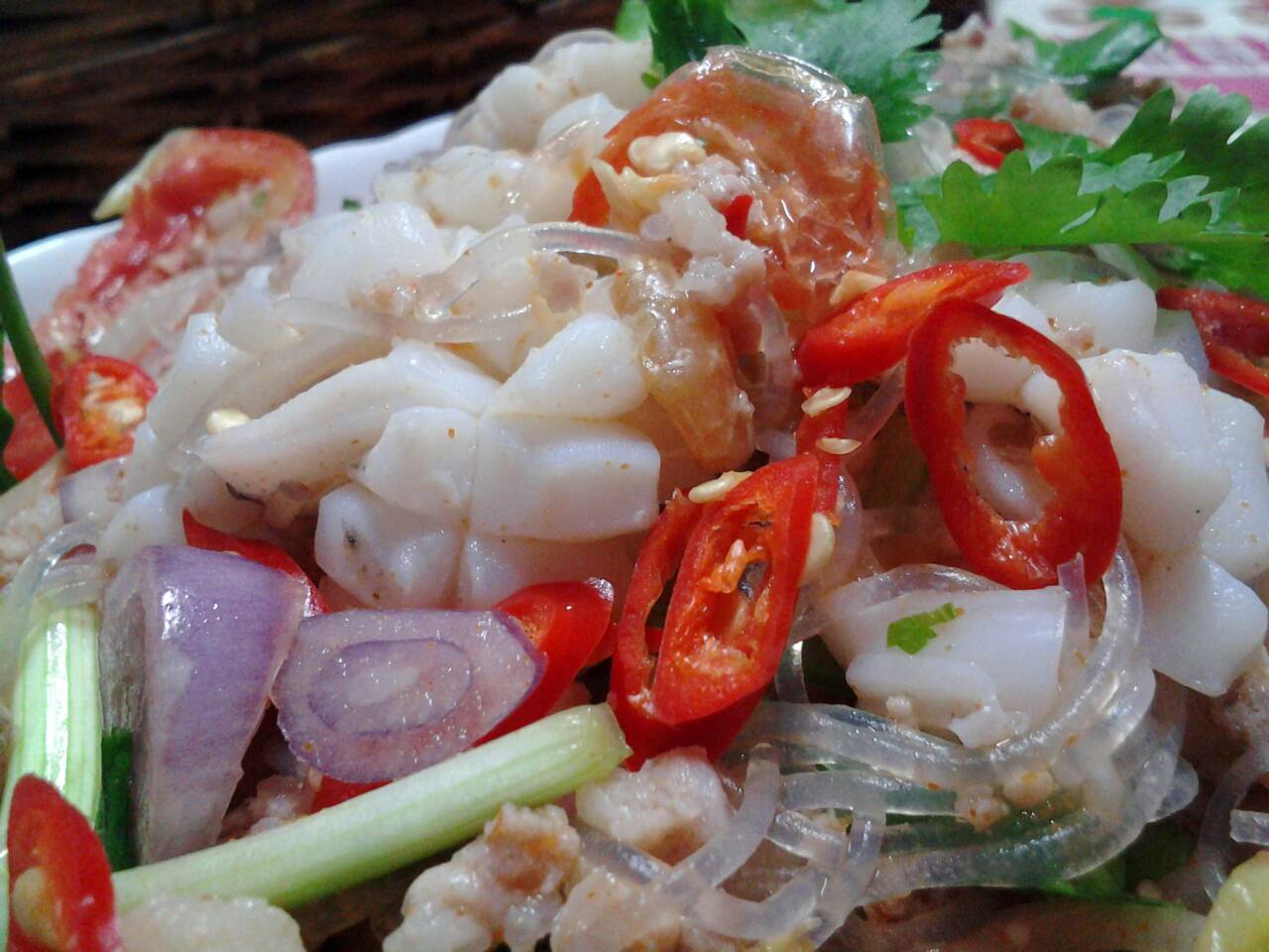 ยำวุ้นเส้นหมึกหอม