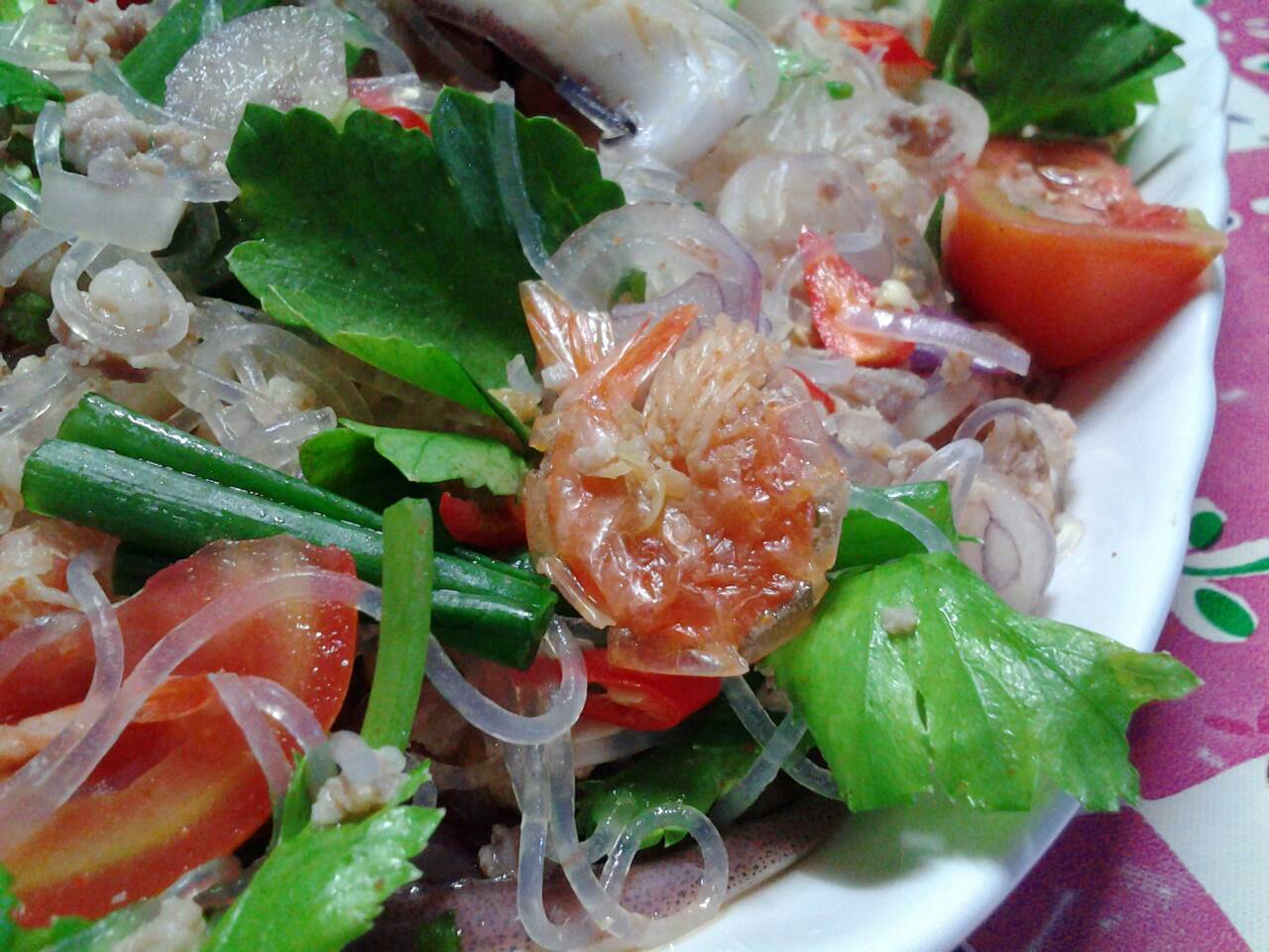 ยำวุ้นเส้นหมึกหอม