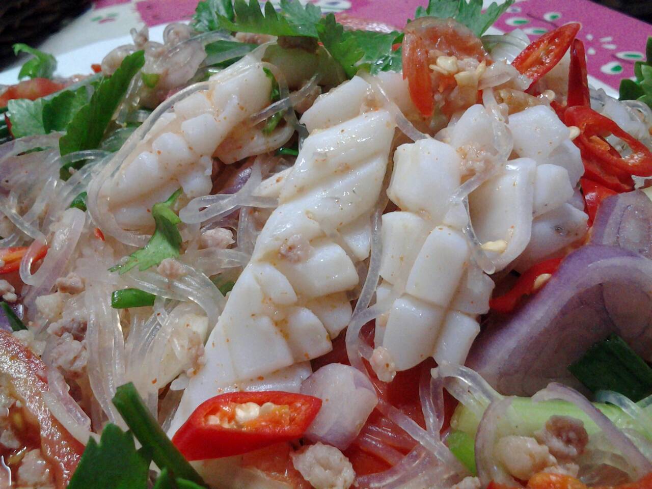 ยำวุ้นเส้นหมึกหอม