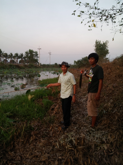 เมื่อ เบ็ดไม้ไผ่ Vs เบ็ดฝาหรั่ง
