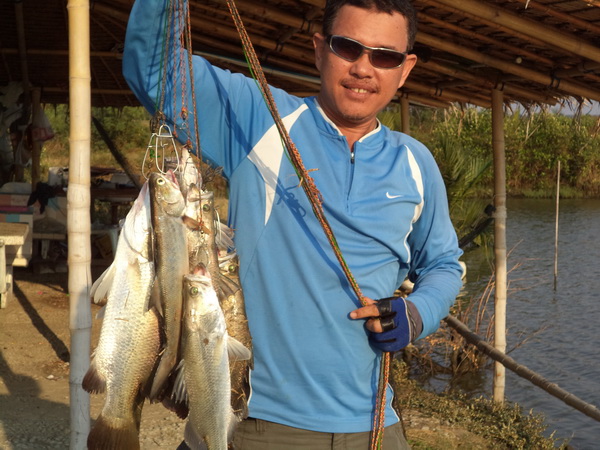 ผลงาน บ่อตกปลาน้องพลอย 2  วันที่ 23-2-57