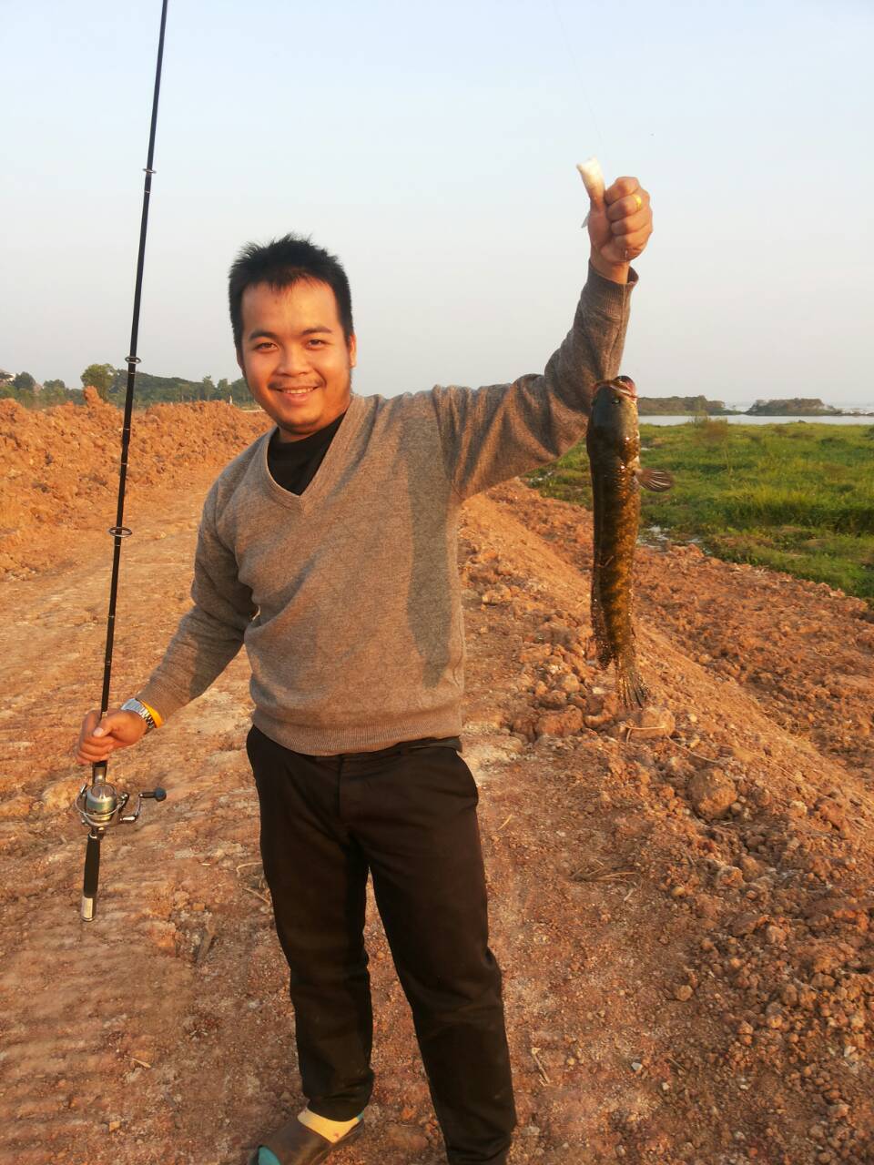 ริมหนองหารยามเย็นคร้าบบบ