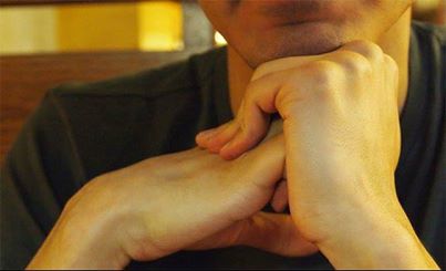 ทำไมเวลาหักข้อนิ้วมือแล้วมีเสียงดัง..