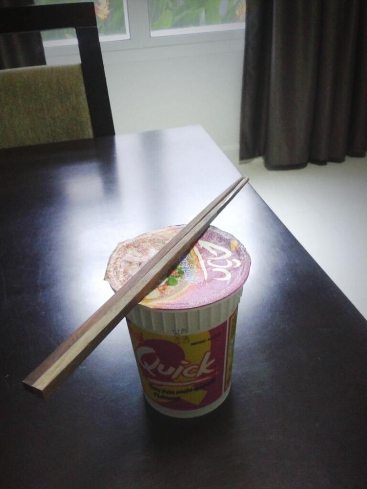 Y>  "  เพ่ๆ...บ่อนี้เจ้าของเค้าหวงนะ  "   <Y