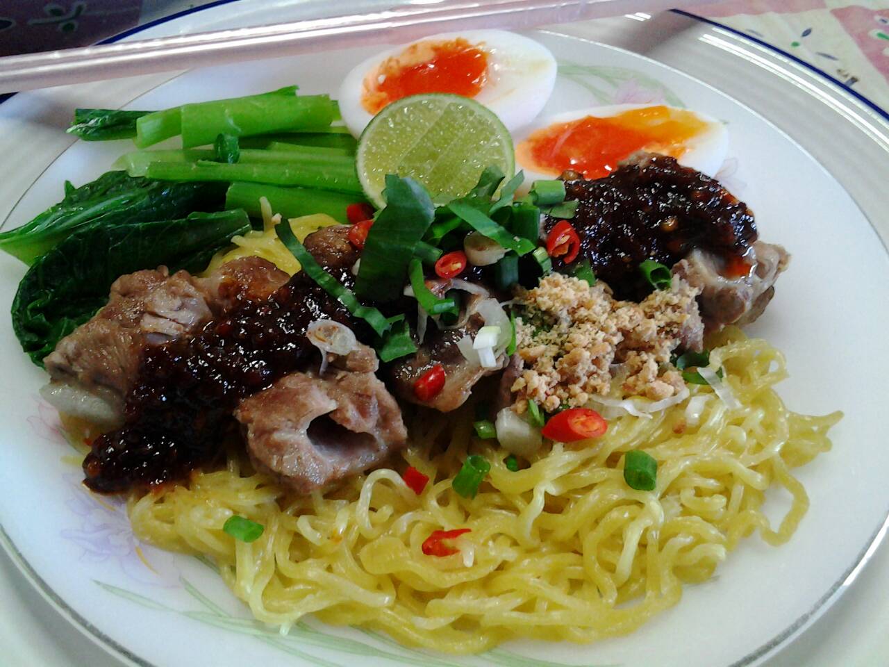 หมี่เหลืองแห้งซี่โครงหมูตุ๋นต้มยำ