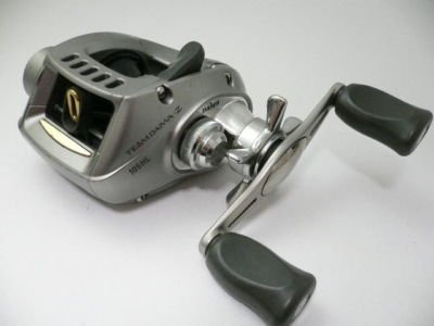 ขอถามแฟนDAIWA เรื่อง TD-Z  TD-X  รุ่นที่มีปุ่มกดเก็บสาย...ทำไมมีแต่ซ้าย???