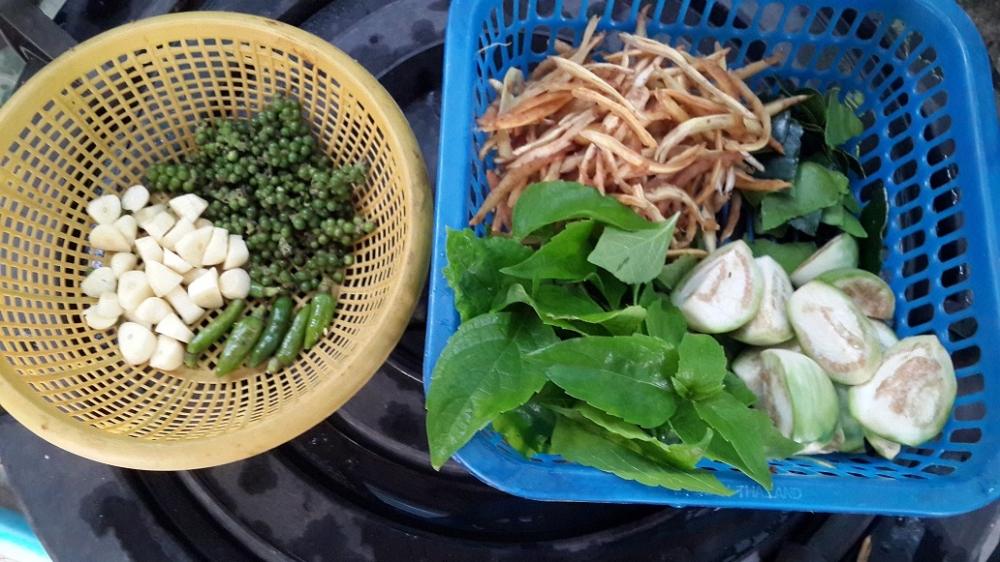ปลาไหลผัดพริกแกงกระวานครับ