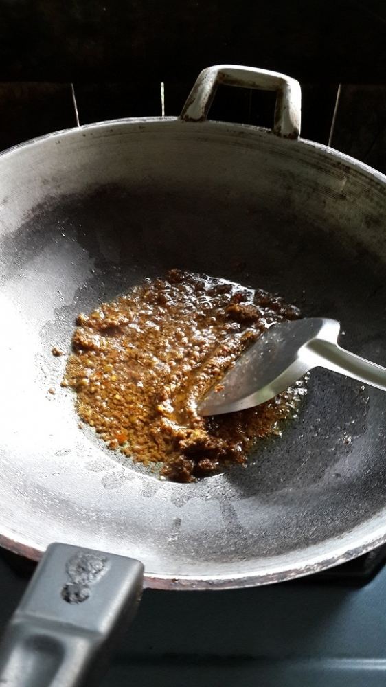 ปลาไหลผัดพริกแกงกระวานครับ