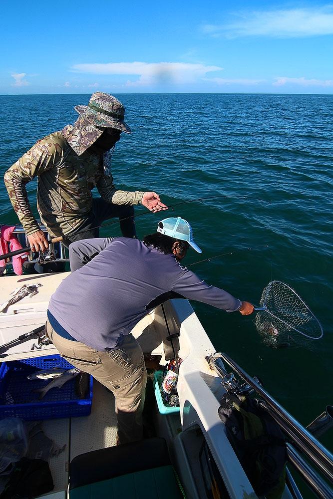 **..หนุกหนานกับ..300ยอด...fishing boat..**