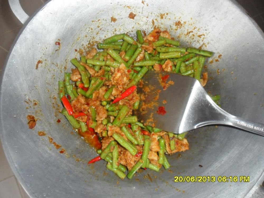 ผัดพริกแกงครับ 