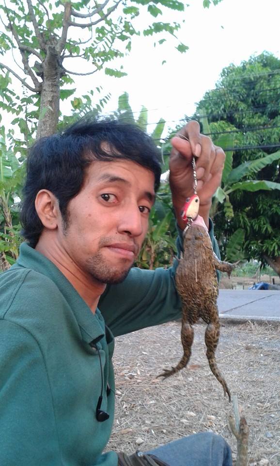 กบยังกัด กับ feeling frog รุ่น มหานิยม 