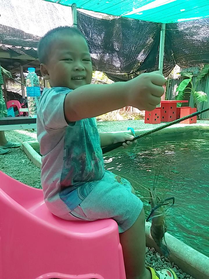 หาเรื่องพาลูกเข้าบ่อตกกุ้ง