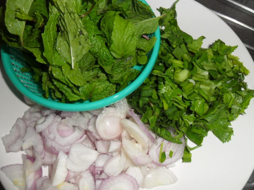 ลาบหมูบ้านๆ  โดยเหินปืนโต