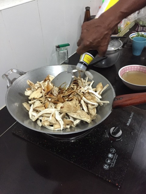 ผัดเห็ดโคน