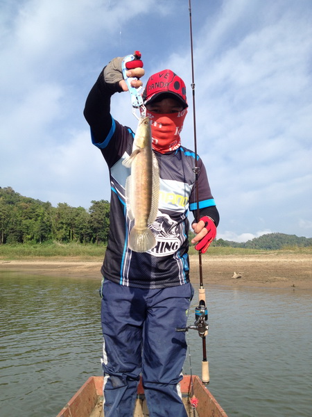 วันหยุดพา ผบ. ไปล่องเรือตามหากระสูบเขื่อนครับ...