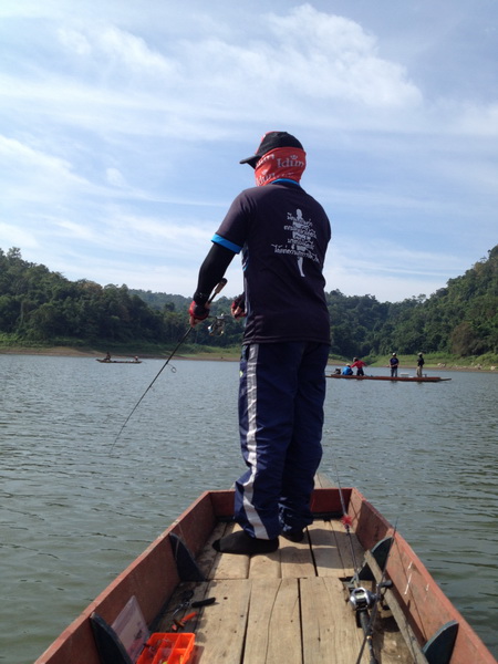 วันหยุดพา ผบ. ไปล่องเรือตามหากระสูบเขื่อนครับ...