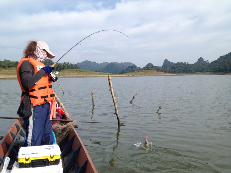 วันหยุดพา ผบ. ไปล่องเรือตามหากระสูบเขื่อนครับ...