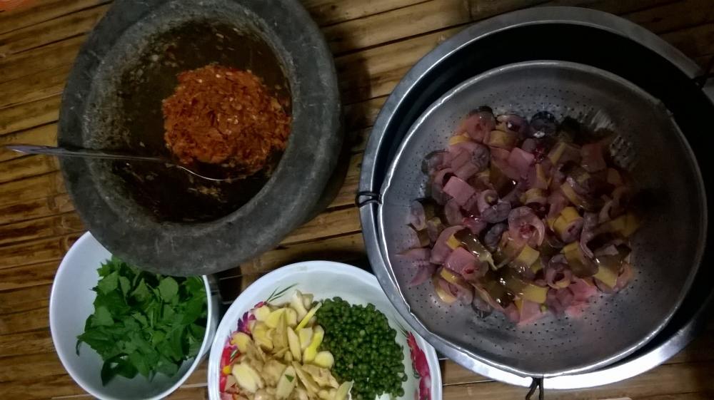 ปลาไหล กะ ว่านม่วง