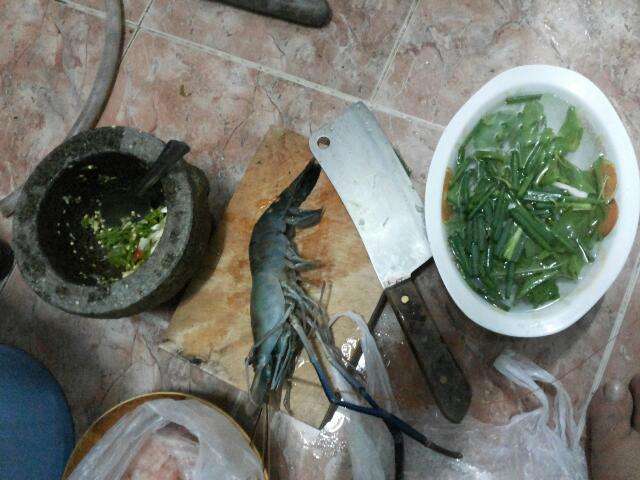 ผัดกระเพากราย.กุ้ง