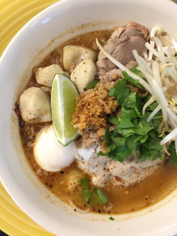 ก๋วยเตี๋ยวขาหมูต้มยำ-หมูเด้ง-ไข่ออนเซ็น