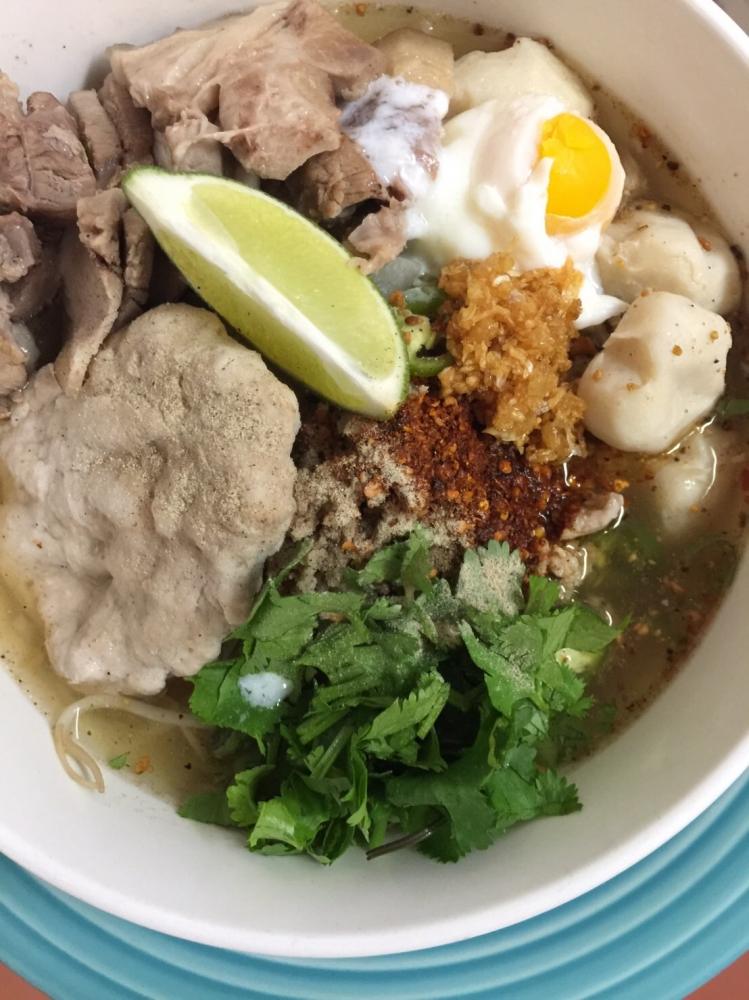 ก๋วยเตี๋ยวขาหมูต้มยำ-หมูเด้ง-ไข่ออนเซ็น