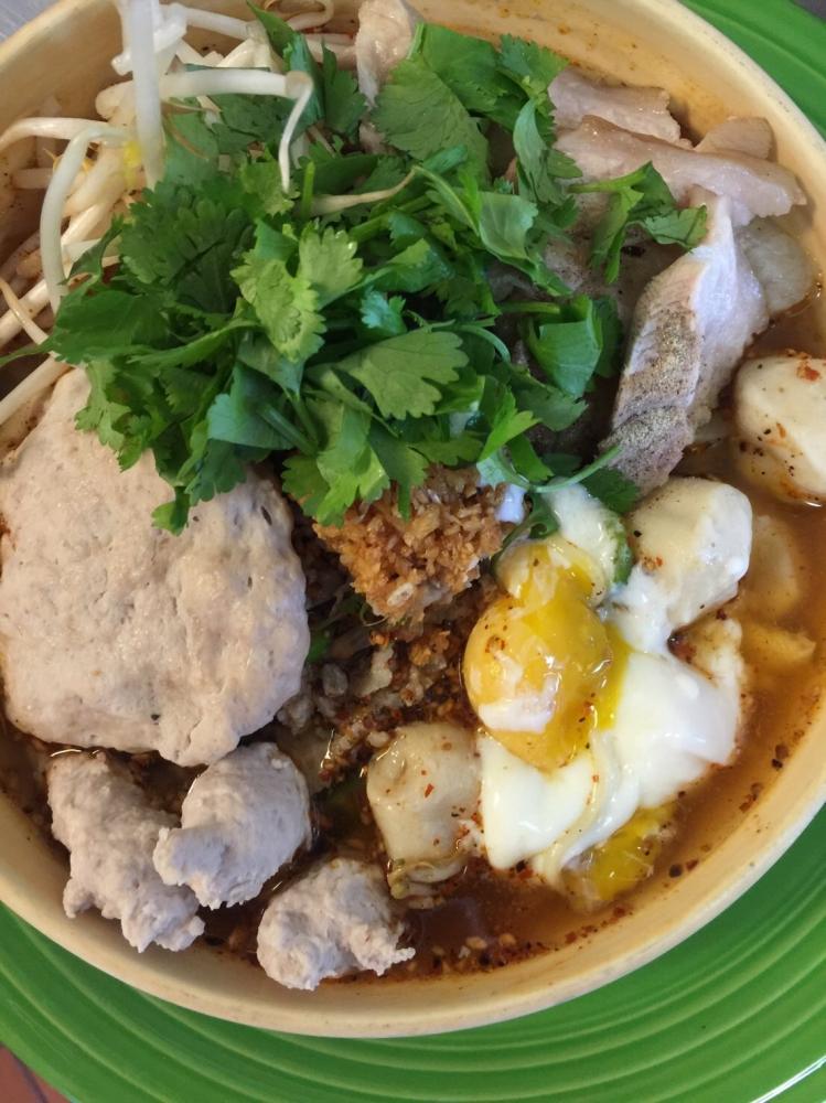 ก๋วยเตี๋ยวขาหมูต้มยำ-หมูเด้ง-ไข่ออนเซ็น