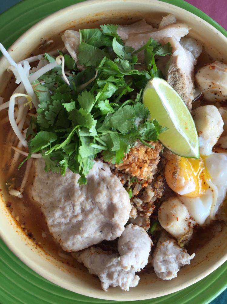 ก๋วยเตี๋ยวขาหมูต้มยำ-หมูเด้ง-ไข่ออนเซ็น