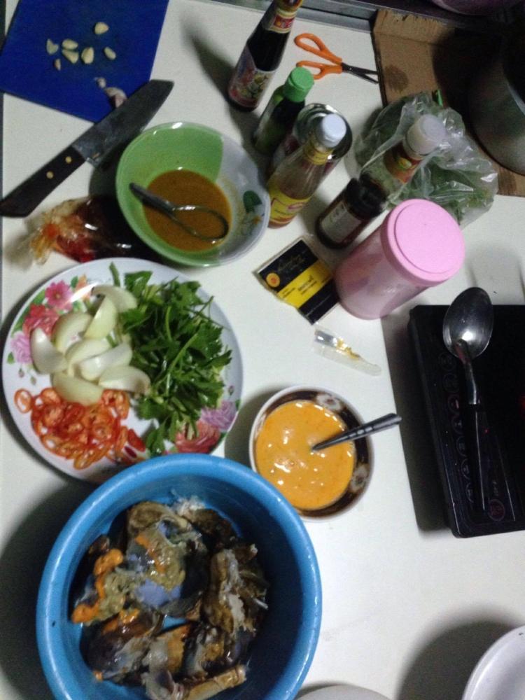 ต้มยำกุ้ง + ปูดำผัดผงกะหรี่